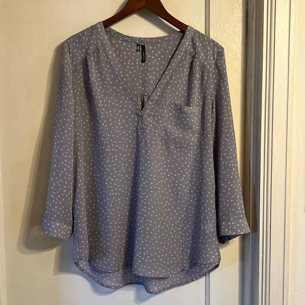 Maurice’s Size Large Gray Patterned Blouse